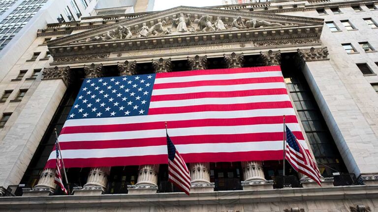 Stock Market Today: Dow Soars 500 Points Amid Rate-Hike Bets; Apple Advances